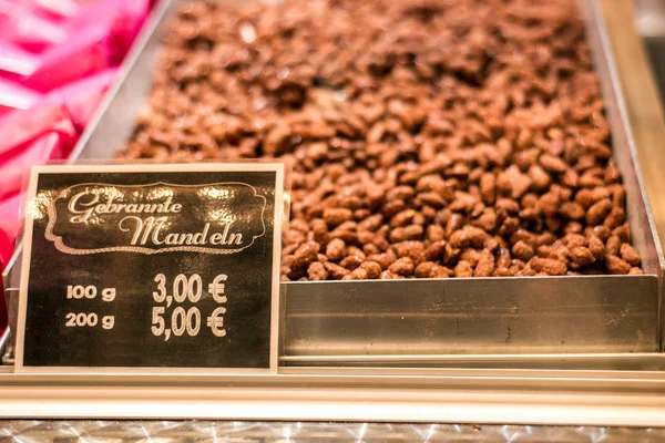 Koblenz Alemania 16.12.2017 Mercado de Navidad en el casco antiguo de Koblenz Venta de dulces tradicionales y pan de jengibre —  Fotos de Stock