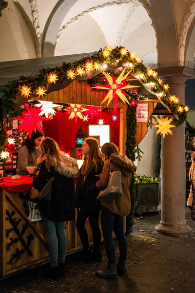 ALEMANHA DE Koblenz 16.12.2017 Estande de mercado de Natal vendendo estrelas de papel coloridas e lâmpadas brilhando luzes e lanternas — Fotografia de Stock