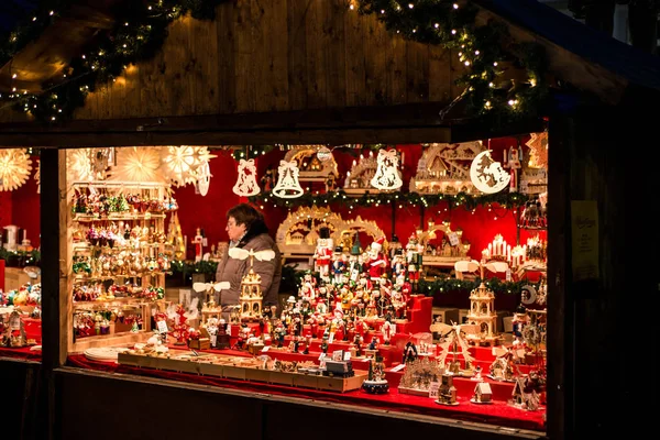 Koblenz Duitsland 16.12.2017 Kerstmarkt kraam in Old Town op de verkoop van giften, speelgoed en decoratie — Stockfoto