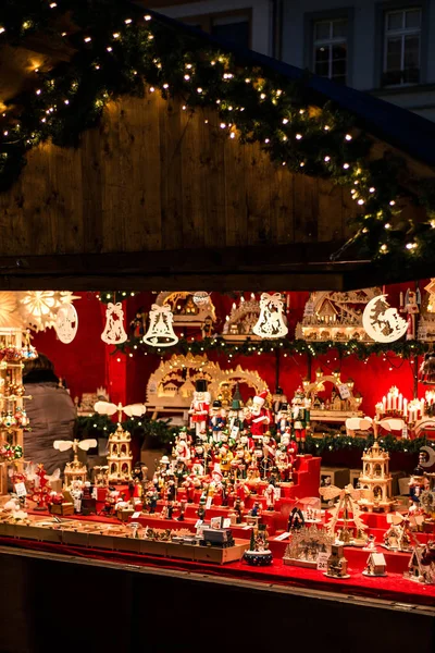 Koblenz ALEMANHA 16.12.2017 Mercado de Natal na Cidade Velha sobre a venda de presentes brinquedos e decoração — Fotografia de Stock