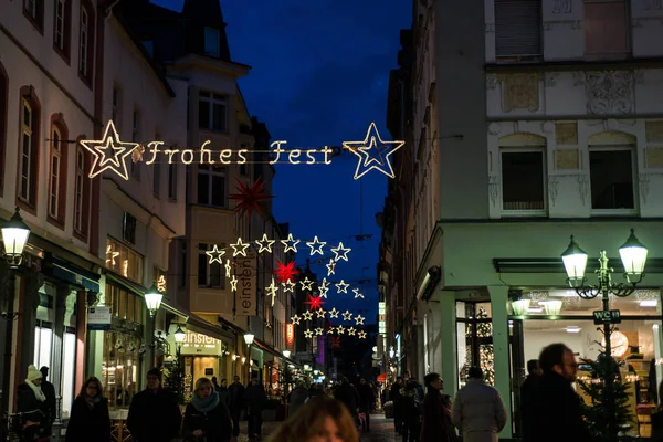 Koblenz เยอรมัน 16.12.2017 ไฟตกแต่งถนนระหว่างตลาดคริสต์มาสที่ระบุว่า สุขสันต์วันคริสต์มาสในเยอรมัน — ภาพถ่ายสต็อก