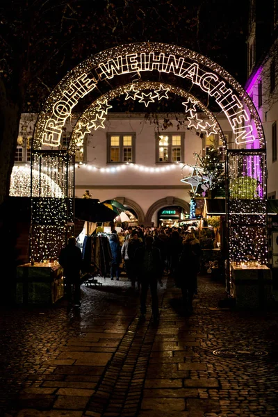 Koblenz Duitsland 16.12.2017 Street decoratie lichten tijdens een kerstmarkt met vermelding van de merry christmas in Duits — Stockfoto