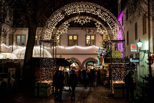 Koblenz Tyskland 16.12.2017 Street dekoration ljus under en julmarknad som anger god jul på tyska — Stockfoto