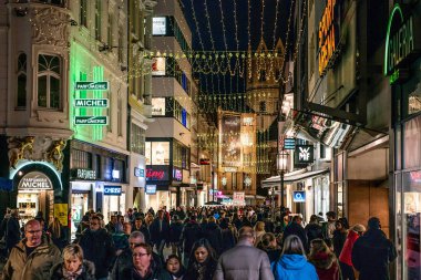 Bonn Almanya 17.12.2017 Street dekorasyon ışıklar Almanca mutlu Noeller belirten bir Noel Pazar sırasında