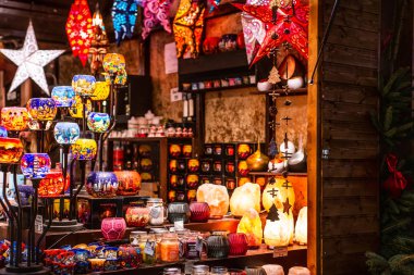 Bonn Almanya 17.12.2017 renkli mum Noel piyasada satılan lambalar yanar