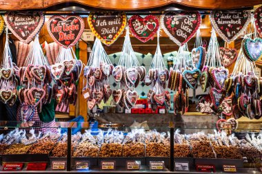 Bonn Almanya 17.12.2017 Noel pazarı eski kasaba Koblenz satan geleneksel tatlılar ve gingerbread