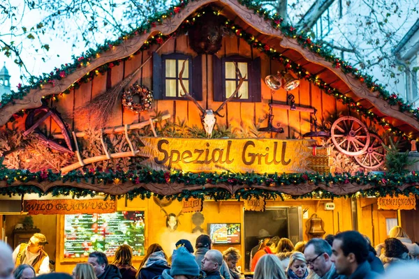 Bonn deutschland 17.12.2017 imbiss verkauf von essen fleisch und wurst traditioneller weihnachtsmarkt bei nacht — Stockfoto