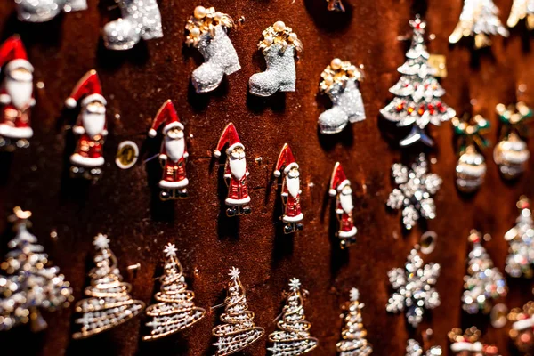 Traditionele Souvenirs en speelgoed zoals Santa Claus poppen op Europese Winter Kerst markt Souvenir — Stockfoto