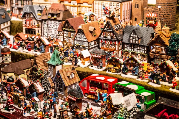 Traditionele Souvenirs en speelgoed als smal model huizen op Europese Winter Kerst markt houten Souvenir — Stockfoto
