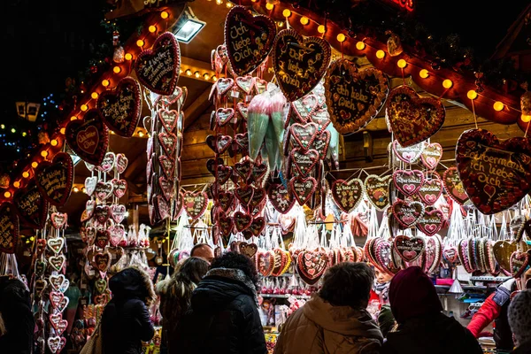 Kerstmarkt Bonn Duitsland 17.12.2017 in de oude stad van Koblenz verkopen traditionele zoetigheden en peperkoek — Stockfoto