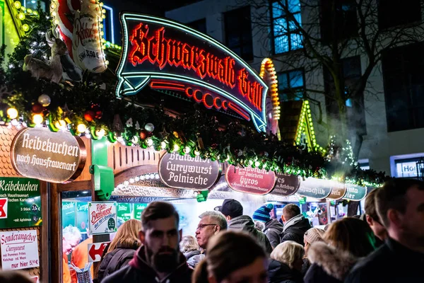 Bonn Duitsland 17.12.2017 imbiss eten vlees en worstjes traditionele Kerstmarkt verkoop per nacht — Stockfoto
