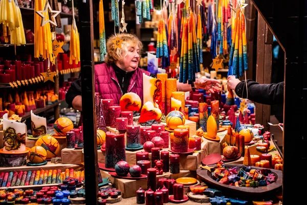 Bonn Alemanha 17.12.2017 Mercado de Natal alemão romântico com loja iluminada para velas coloridas - fabricante de velas — Fotografia de Stock