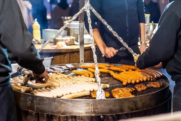 Bonn Alemania 17.12.2017 imbiss vendiendo carne y embutidos Mercado tradicional de Navidad por la noche —  Fotos de Stock