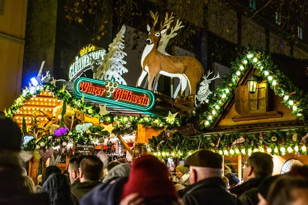 Bonn Tyskland 17.12.2017 bar som säljer glögg på en traditionell julmarknad på natten — Stockfoto