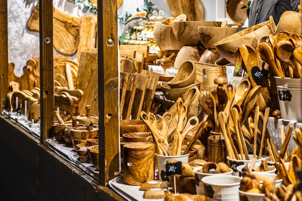 Bonn Duitsland 17.12.2017 winkel verkopen van hout werkt, het maken van houten keukengerei en decoratie kerstmarkt — Stockfoto