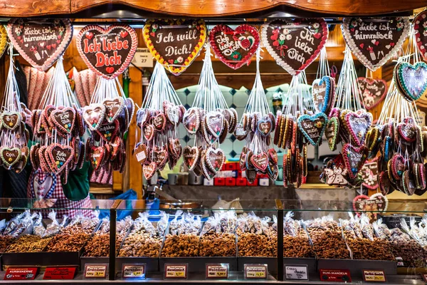 Bonn, Niemcy 17.12.2017 Jarmark bożonarodzeniowy w starym mieście Koblencja sprzedaży tradycyjne słodycze i Piernik — Zdjęcie stockowe