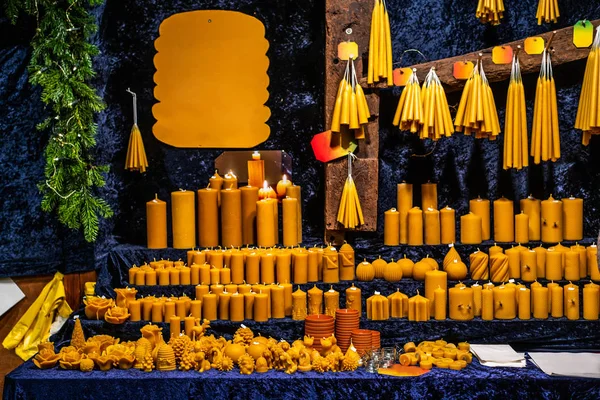 Mercado de Natal alemão romântico com loja iluminada para velas coloridas - fabricante de velas — Fotografia de Stock