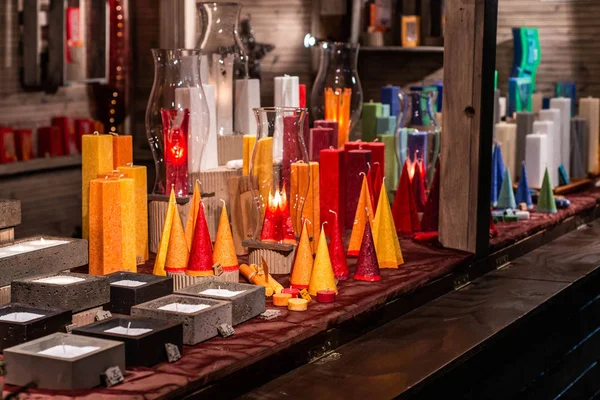 Romantische Duitse kerstmarkt met verlichte shop voor kleurrijke kaarsen - kaars maker — Stockfoto