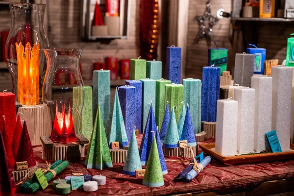 Mercado de Natal alemão romântico com loja iluminada para velas coloridas - fabricante de velas — Fotografia de Stock