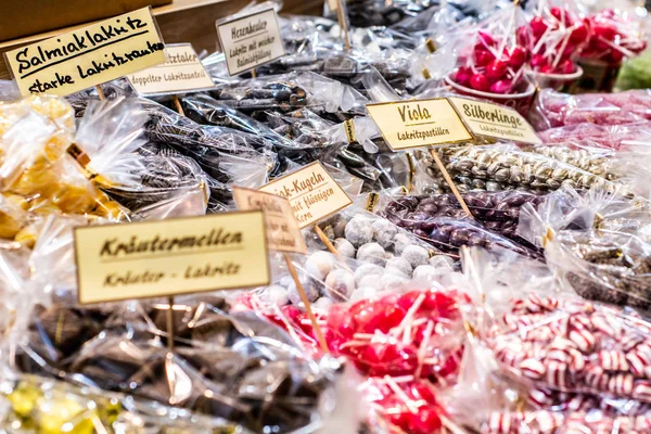 Kerstmarkt in de oude stad van Koblenz verkopen traditionele zoetigheden en peperkoek — Stockfoto