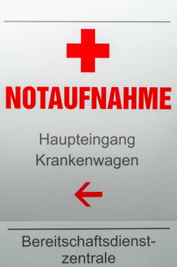 Hastanesi Acil servis gösteren ana girişe işaret