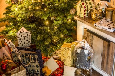 Parlak renkli gece Noel ağacı Kurulum arka plan kutlama küçük el yapımı hediye kutuları