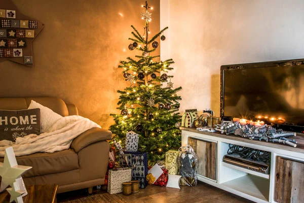 Veselé Vánoce krásný obývací pokoj strom nastavení aith dárky zdobené pro Veselé svátky doma — Stock fotografie