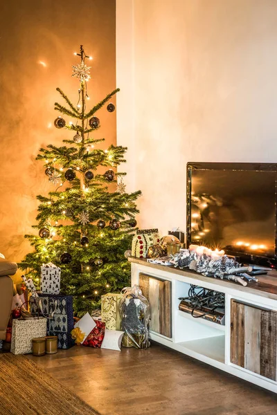 집에서 해피 홀리데이 장식 메리 크리스마스 아름 다운 거실 나무 설치 에이스 선물 — 스톡 사진