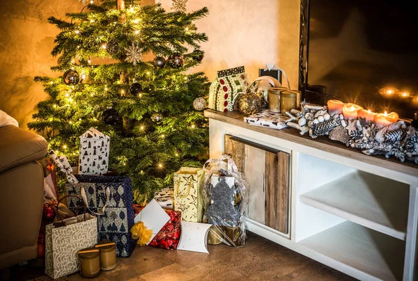 Feliz Natal bela sala de estar árvore configuração presentes aith decorados para Boas Festas em casa — Fotografia de Stock