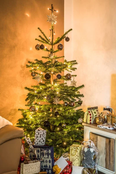 Feliz Natal bela sala de estar árvore configuração presentes aith decorados para Boas Festas em casa — Fotografia de Stock