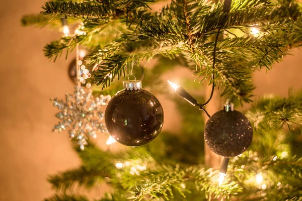 Fundo de Natal de luzes desfocadas árvore decorada iluminado mal-humorado — Fotografia de Stock