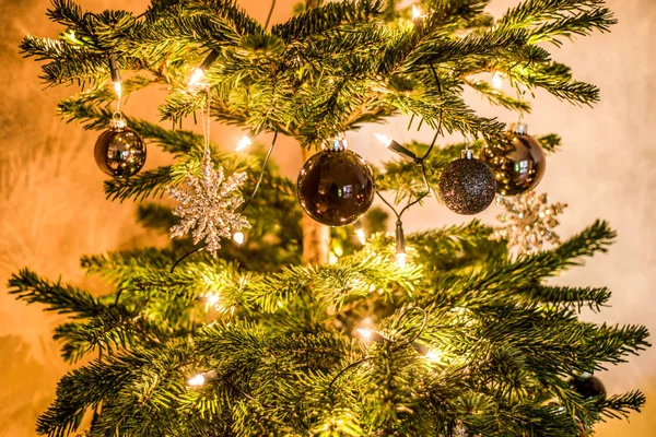 Fundo de Natal de luzes desfocadas árvore decorada iluminado mal-humorado — Fotografia de Stock