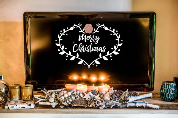 四燃烧的到来蜡烛, 美丽的装饰设置轻电视在背景文本空间说圣诞快乐 — 图库照片