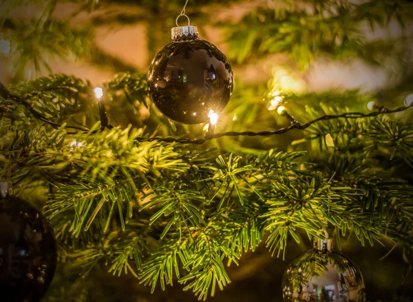 Fundo de Natal de luzes desfocadas árvore decorada iluminado mal-humorado — Fotografia de Stock