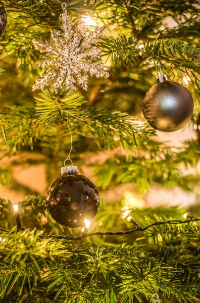 Fundo de Natal de luzes desfocadas árvore decorada iluminado mal-humorado — Fotografia de Stock