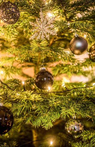 Vánoční pozadí eskalace zaměřuje světla vyzdobené stromu osvětlené náladový — Stock fotografie