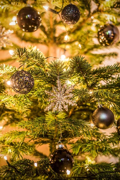 Kerstmis achtergrond van de gerichte verlichting ingericht boom verlicht humeurig — Stockfoto