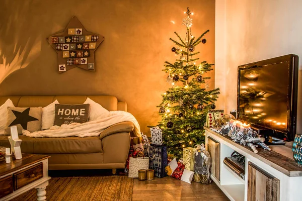 Feliz Natal bela sala de estar árvore configuração presentes aith decorados para Boas Festas em casa — Fotografia de Stock