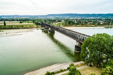 Kuraklık Almanya sırasında koblenz yakınındaki eski tren Köprüsü, düşük su Rhine Nehri influending su taşıma yük gemileri