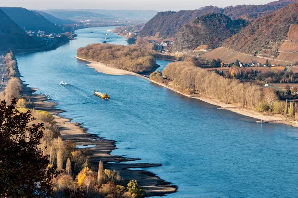 Dürre in Deutschland, Niedrigwasser des Rheins in andernach bei Koblenz beeinflusst Wassertransport-Güterschiffe — Stockfoto