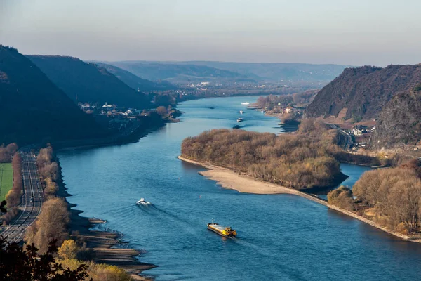 Torka i Tyskland, låg vatten över floden Rhen i andernach nära koblenz influending vatten transporter frakt fartyg — Stockfoto