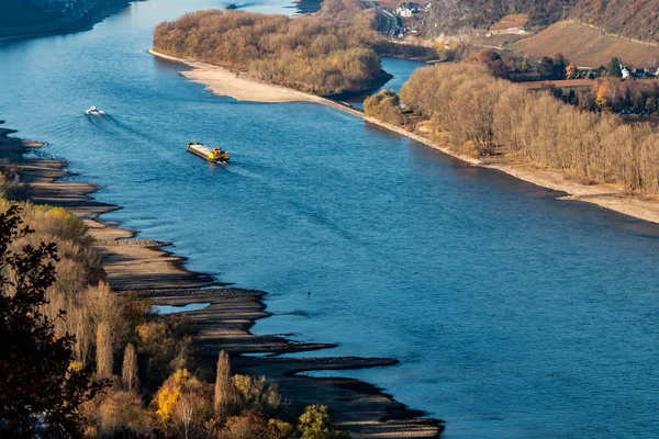 Посухи в Німеччині, низьку воду річки Рейн в andernach поблизу Кобленц influending води транспорту вантажних суден — стокове фото