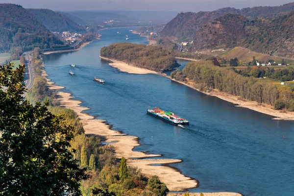 Dürre in Deutschland, Niedrigwasser des Rheins in andernach bei Koblenz beeinflusst Wassertransport-Güterschiffe — Stockfoto