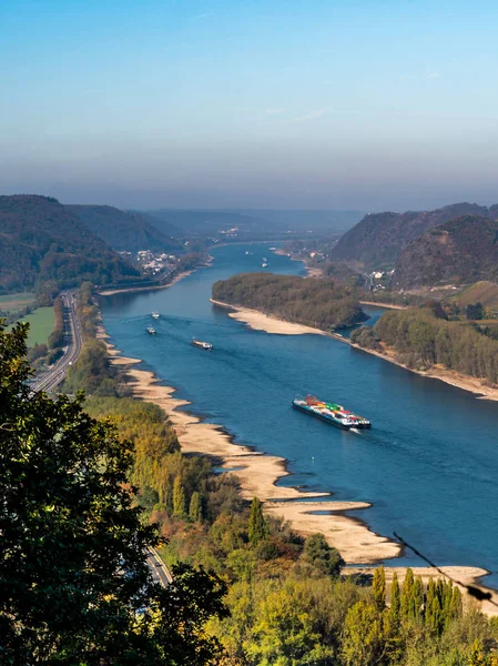 Dürre in Deutschland, Niedrigwasser des Rheins in andernach bei Koblenz beeinflusst Wassertransport-Güterschiffe — Stockfoto