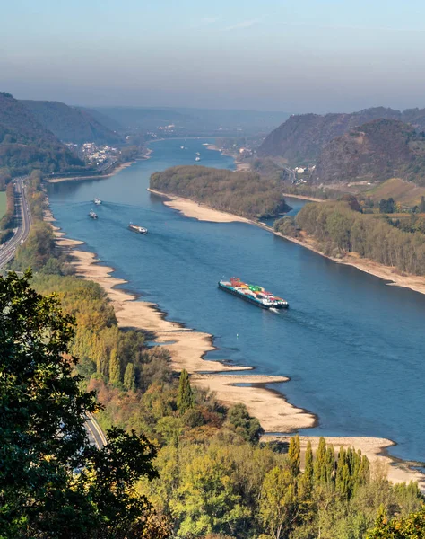 Drought in Germany, low water of the Rhine river in andernach near koblenz influending water transport freight ships — Stock Photo, Image