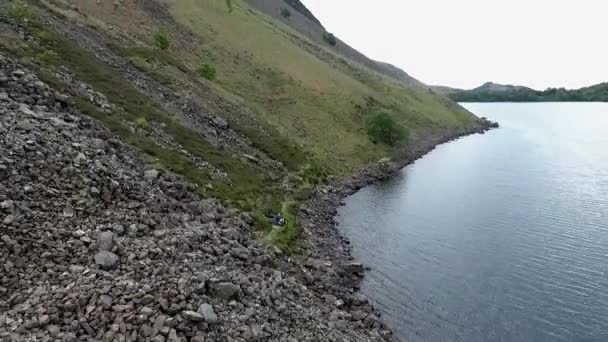Видео на Wastwater Lake the deepest lake in England Scafell Pike highest mountain Lake District Cumbria — стоковое видео
