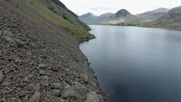 Vídeo en Wastwater Lake el lago más profundo de Inglaterra Scafell Pike montaña más alta Distrito de los Lagos Cumbria — Vídeo de stock