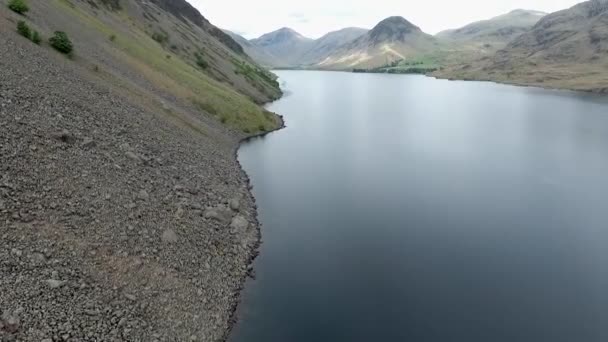 Video ved Wastwater Lake Englands dypeste innsjø Scafell Pike høyeste fjell Lake District Cumbria – stockvideo