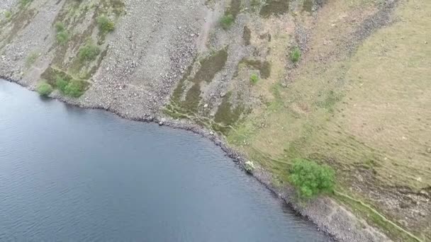 Vídeo en Wastwater Lake el lago más profundo de Inglaterra Scafell Pike montaña más alta Distrito de los Lagos Cumbria — Vídeo de stock