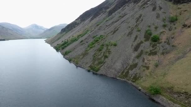 Video ved Wastwater Lake Englands dypeste innsjø Scafell Pike høyeste fjell Lake District Cumbria – stockvideo